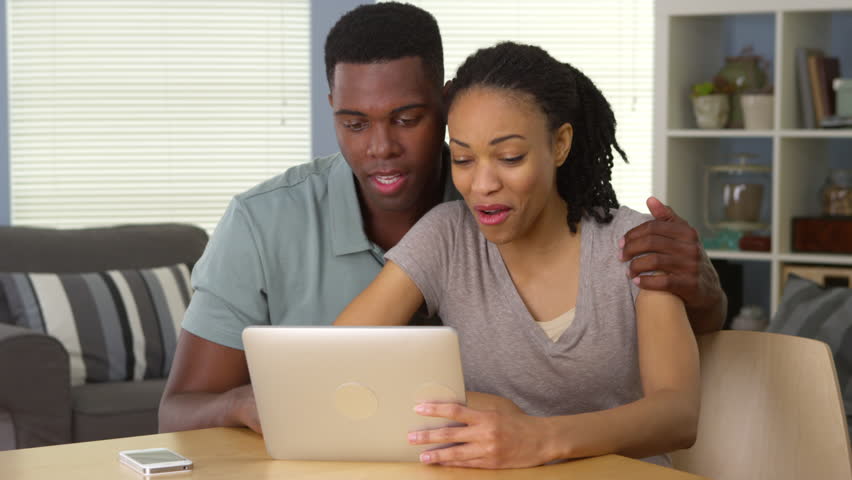 couple_laptop_home Couple looking at laptop together
